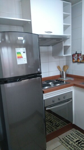 Apartamento família, 1 quarto, para não fumantes, cozinha | Cozinha privada | Geladeira grande, micro-ondas, fogão, cooktop