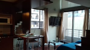 Loft standard, várias camas | Área de estar | TV de tela plana 32 polegadas com canais a cabo, TV