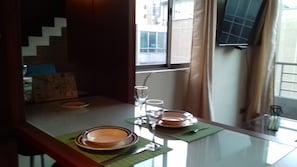 Standard Loft, Multiple Beds | In-room dining