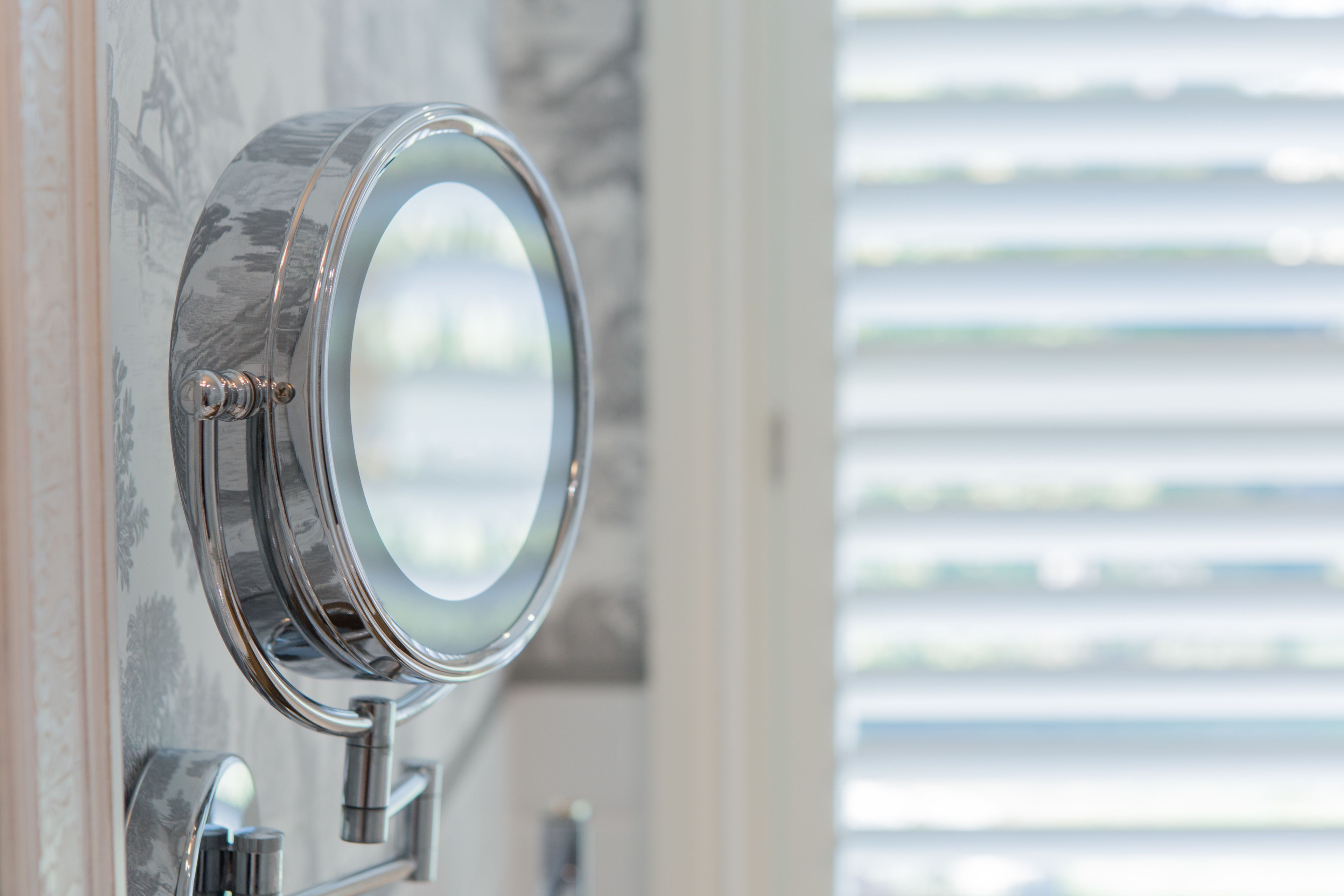 Une salle de bain avec un miroir, un robinet et un porte-serviettes.