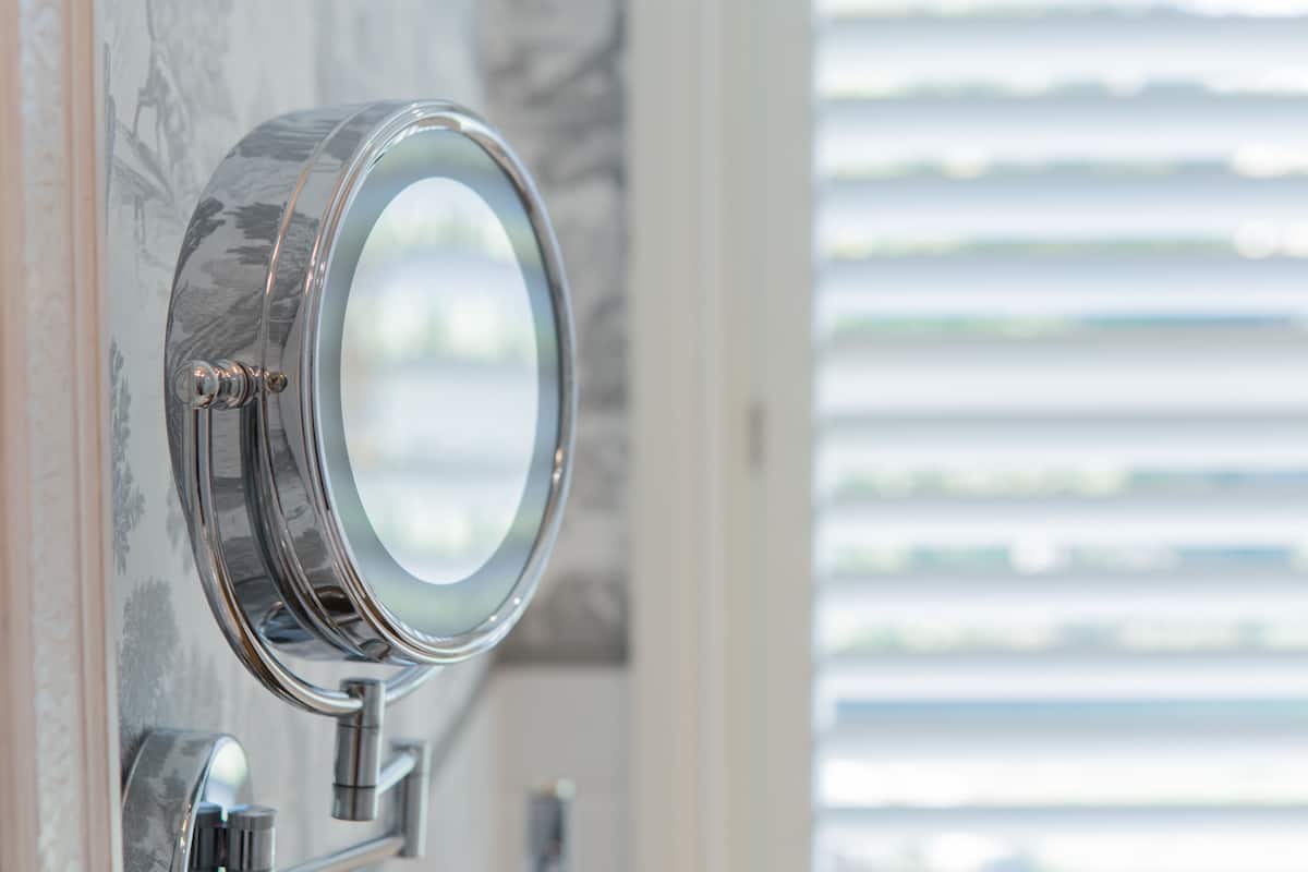 Suite, 1 King Bed | Bathroom amenities