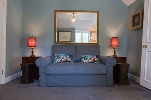 Phòng Suite, 1 giường cỡ king | Bàn, bàn ủi/dụng cụ ủi quần áo, truy cập Internet không dây miễn phí 