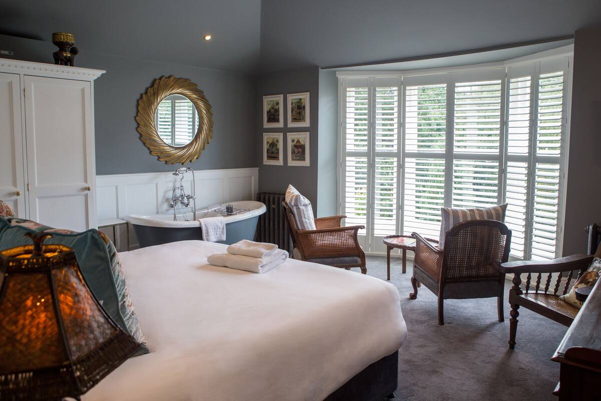 Luxe tweepersoonskamer, 1 kingsize bed | Een bureau, een strijkplank/strijkijzer, gratis wifi, beddengoed
