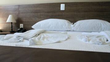 Frigobar, cofres nos quartos, escrivaninha, cortinas blackout