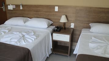 Minibar, caja de seguridad en la habitación y escritorio