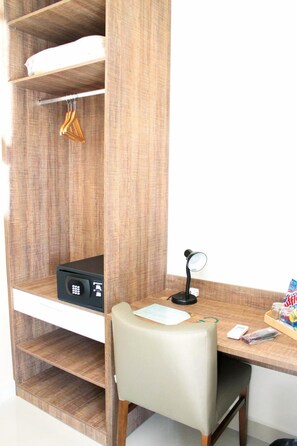 Minibar, safe på rommet, skrivebord og blendingsgardiner
