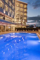 Piscina externa, espreguiçadeiras