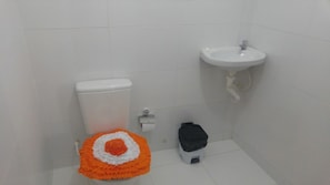 Douche, articles de toilette gratuits, sèche-cheveux