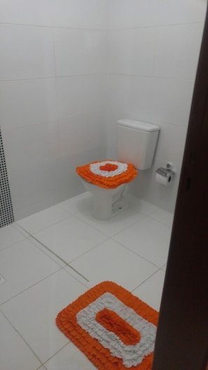 Douche, articles de toilette gratuits, sèche-cheveux