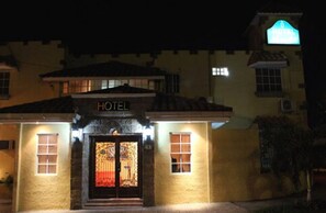 Front of property - evening/night - Hotel Marela (San Salvador)
