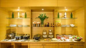 Een buffetopstelling met diverse gerechten en toevoegingen.