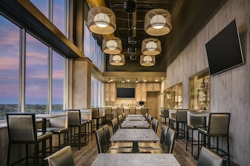 2 bars/lounges