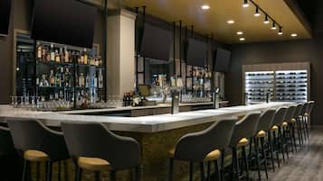 2 bars/lounges