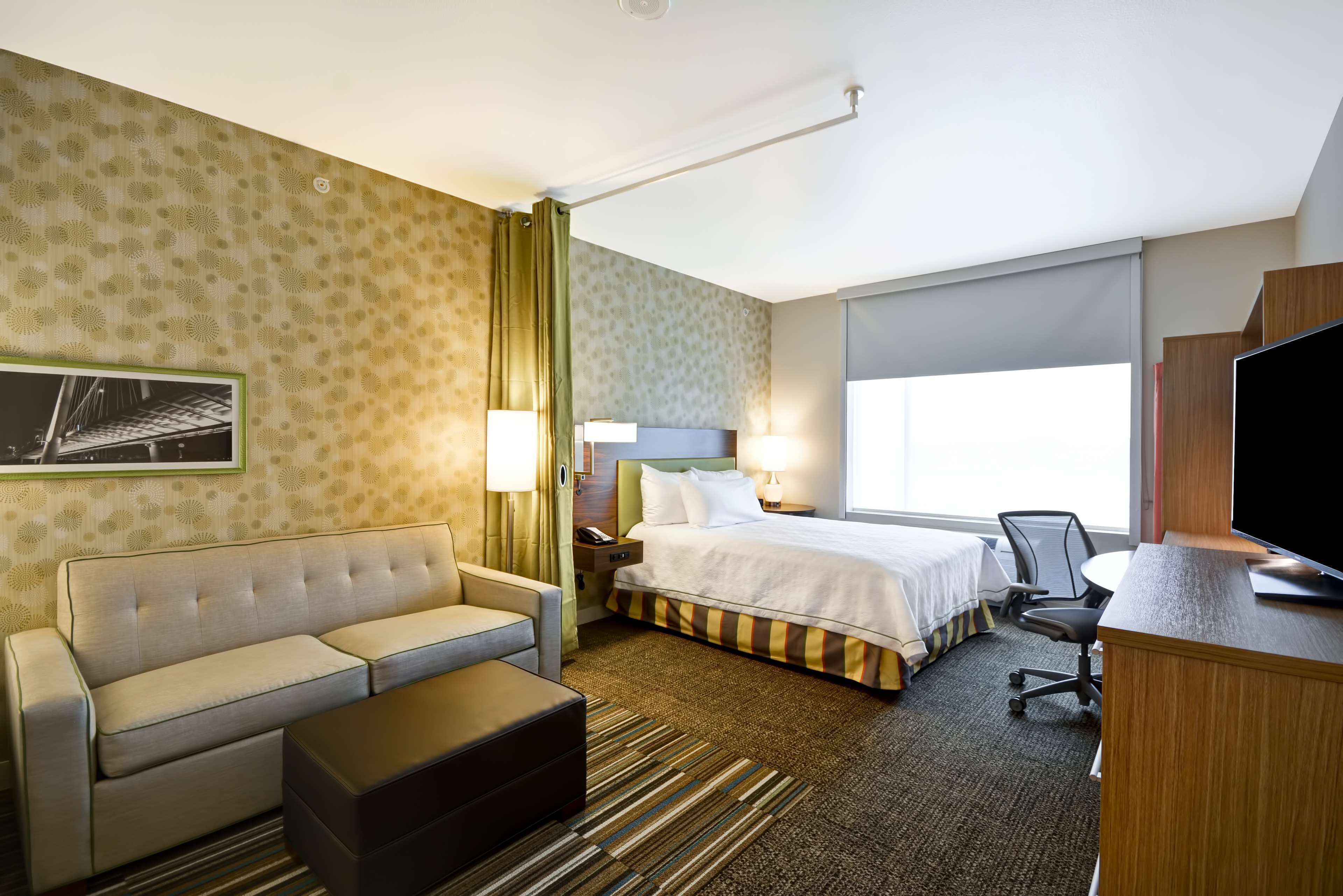 in-room safe, desk, laptop workspace, blackout curtains