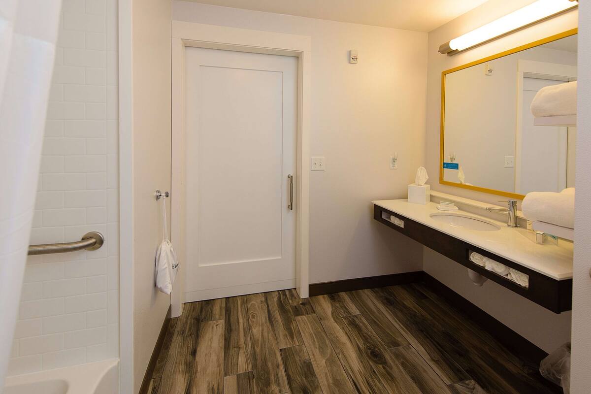 hydromassage showerhead, hair dryer, towels