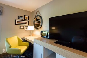 Escritorio y espacio para trabajar con laptop 