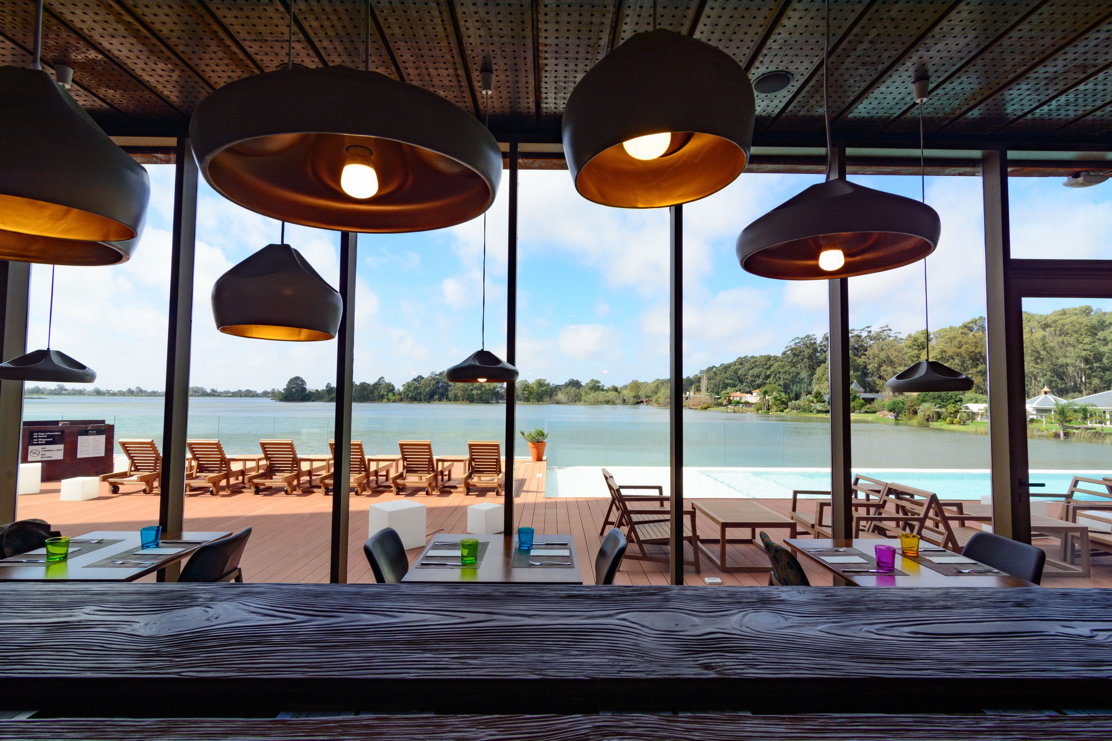 Bar (trong khuôn viên)