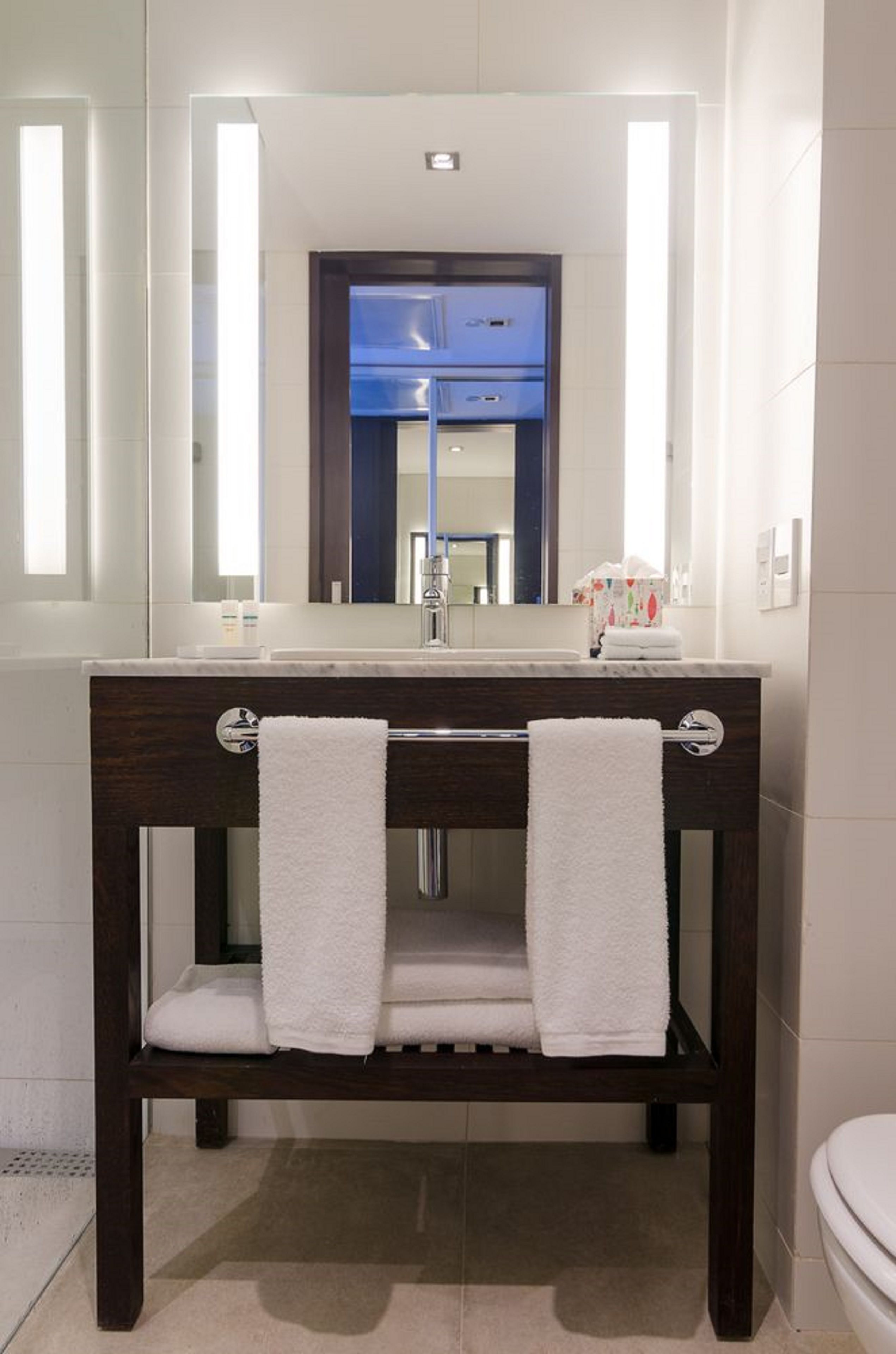 shower, free toiletries, towels