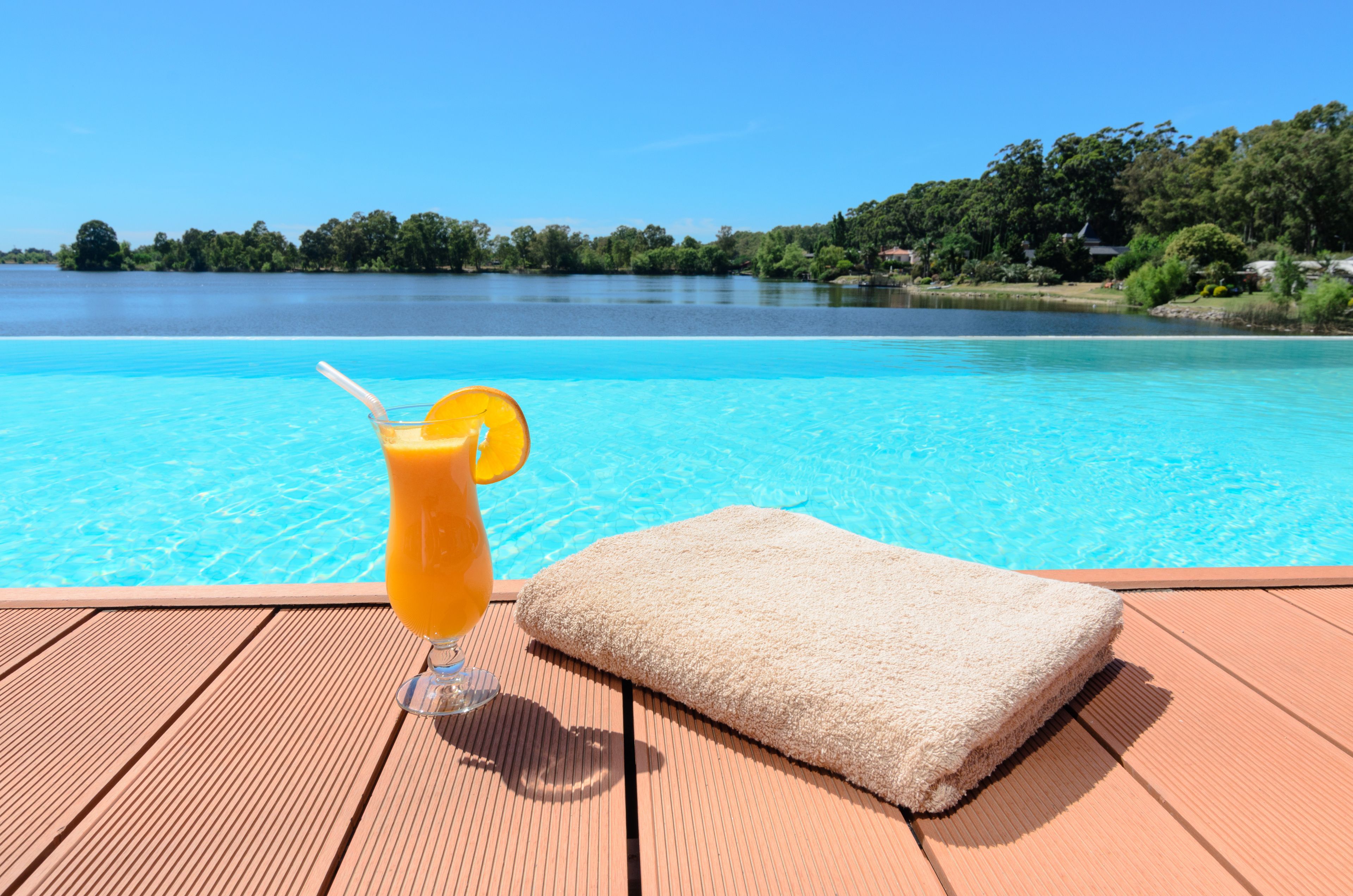 Alberca al aire libre y camastros 