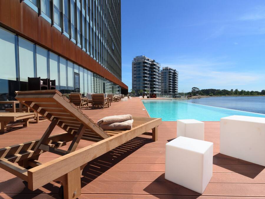 Ulkouima-allas, aurinkotuoleja