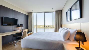 Suite | Caja de seguridad en la habitación, escritorio y cortinas blackout