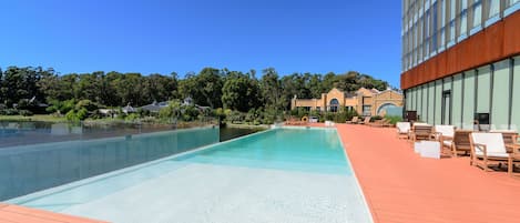 Piscine extérieure, chaises longues