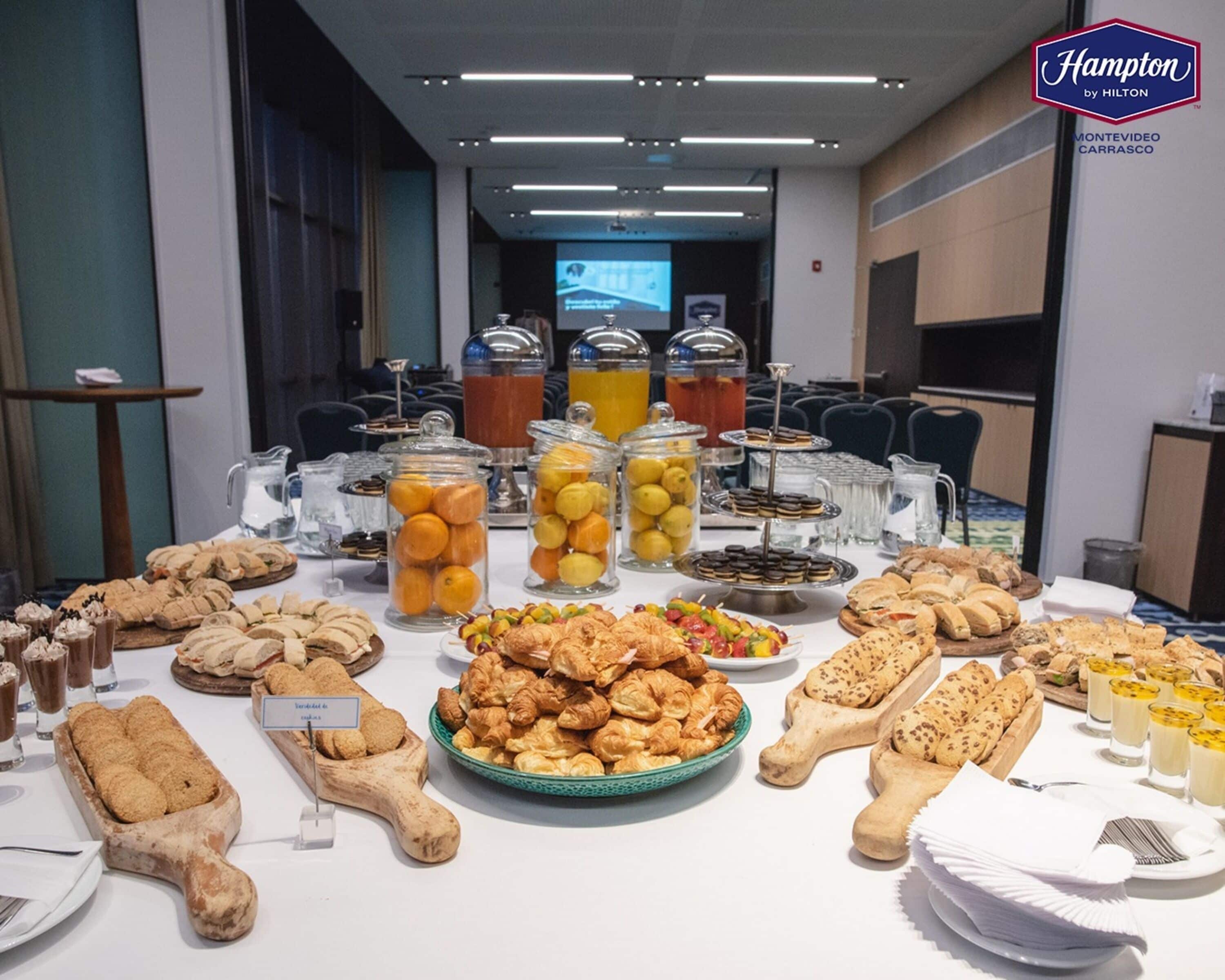 Una mesa de buffet con diferentes alimentos y bebidas.