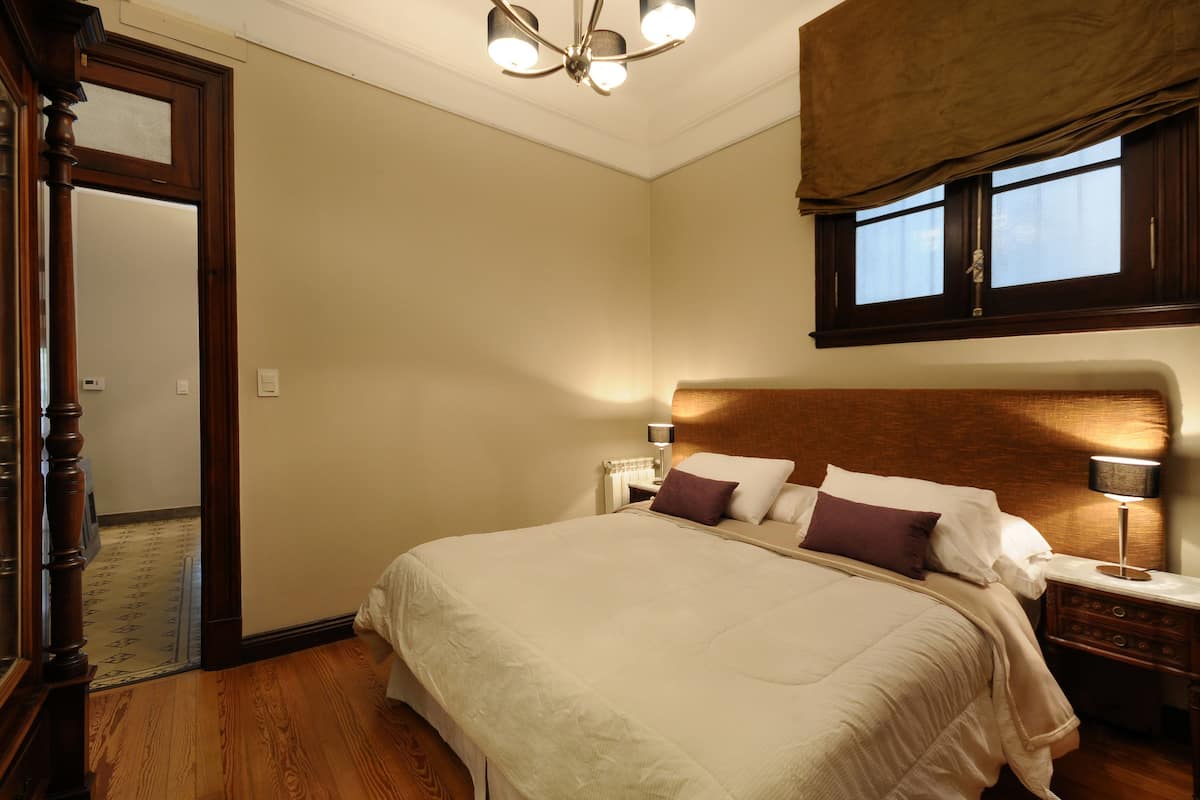Habitación doble clásica, 1 cama Queen size, para no fumadores, patio | Ropa de cama de alta calidad, edredón y camas con pillow-top