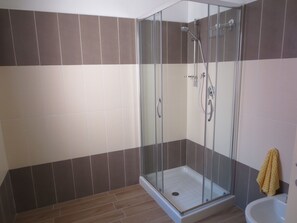 Comfort-Doppel- oder -Zweibettzimmer, eigenes Bad | Badezimmer