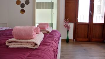 Doppia Standard, bagno privato | Una scrivania, insonorizzazione, ferro/asse da stiro, Wi-Fi gratuito