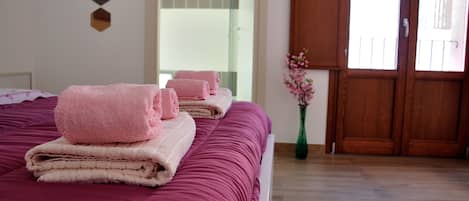 Standard Double Room, Private Bathroom | Desk, soundproofing, iron/ironing board, free WiFi