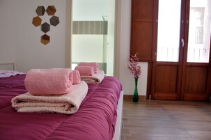 Standard-Doppelzimmer, eigenes Bad | Schreibtisch, schallisolierte Zimmer, Bügeleisen/Bügelbrett