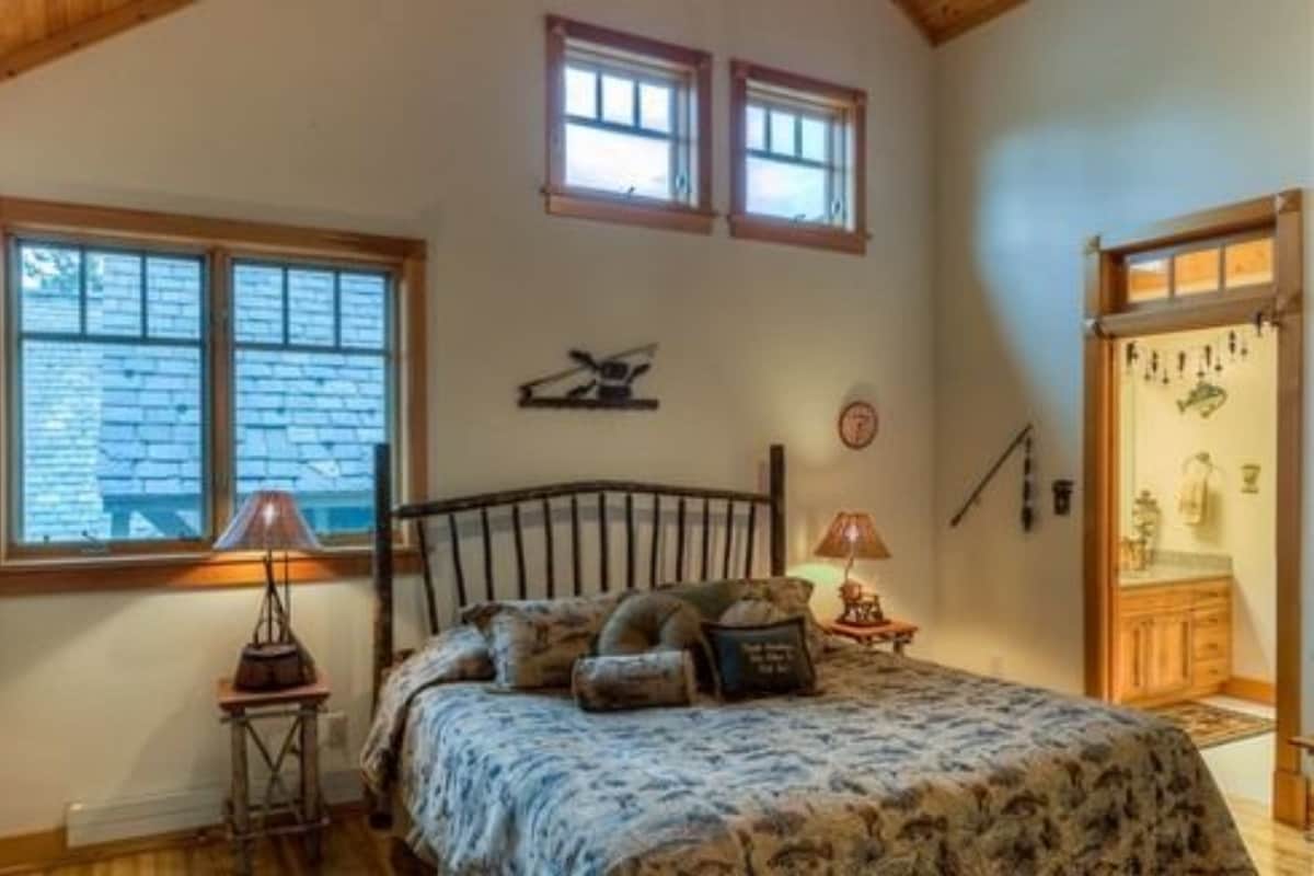 Suite, Private Bathroom (Gone Fishin) | Bộ đồ giường cao cấp, trang trí khác biệt 