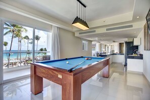 Ropa de cama de alta calidad y minibar 