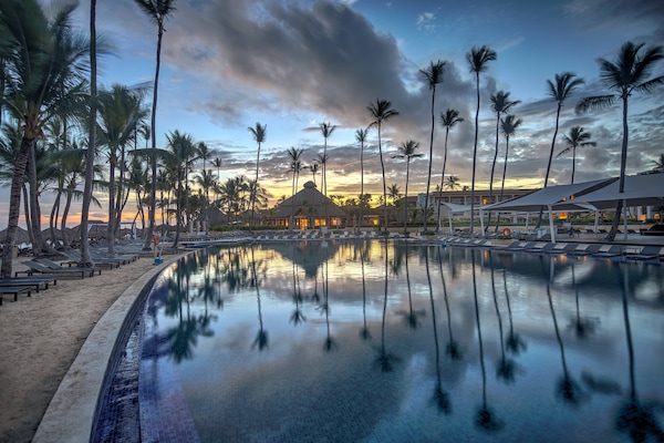 3 outdoor pools, pool umbrellas, sun loungers