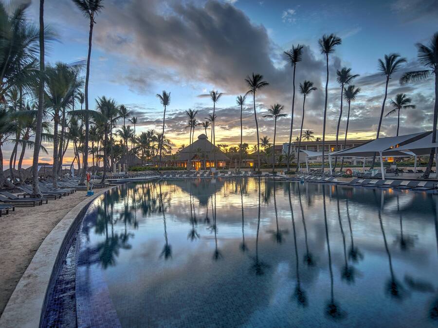 3 utendørsbassenger, bassengparasoller og solsenger