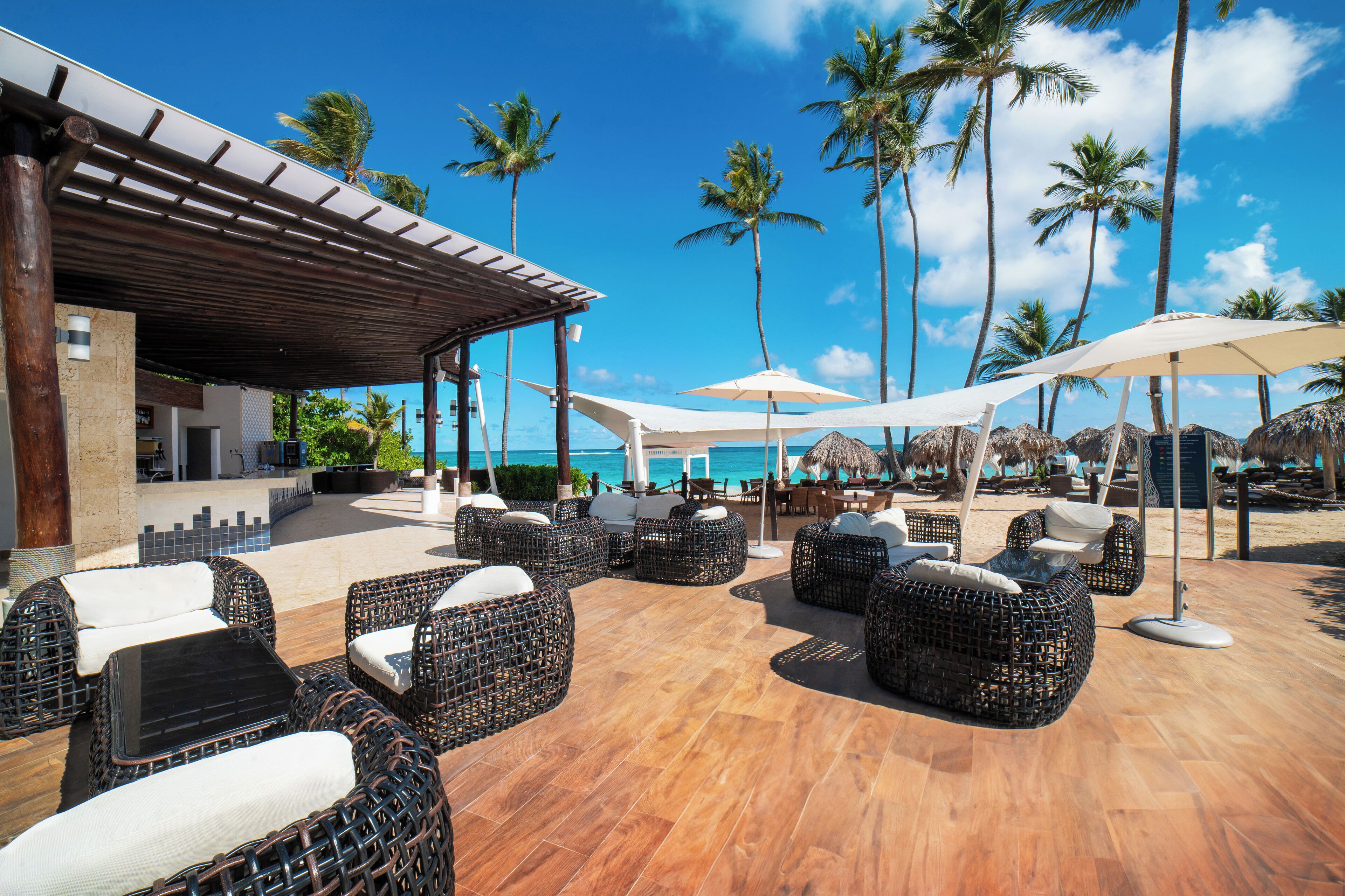 12 restaurants, breakfast, lunch, dinner served; international cuisine 