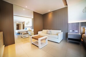 Honeymoon Jacuzzi Suite Diamond Club | Premium bedding, minibar, in-room safe, desk - Royalton Hideaway Punta Cana, An Autograph Collection All-Inclusive Resort & Casino – Adults Only (Punta Cana)