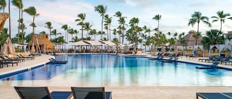 3 outdoor pools, pool umbrellas, pool loungers