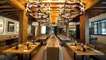12 restaurantes: opção de café da manhã, almoço e jantar