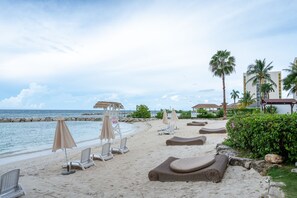 Am Strand, Liegestühle, Strandtücher