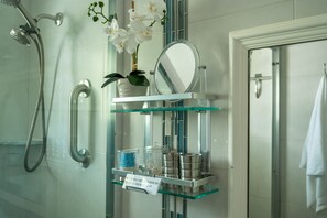 Dusche, Haartrockner, Handtücher, Seife