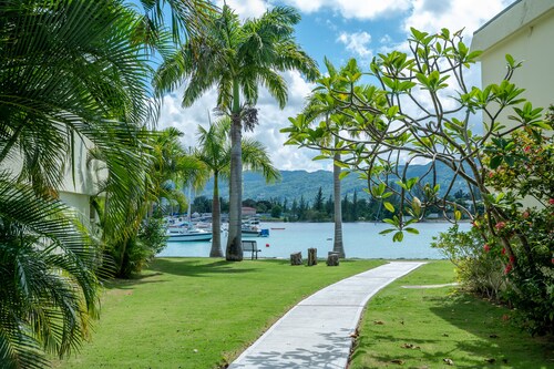 "Idle Time on the Bay". Visually Charming and newly refurbished apartment  