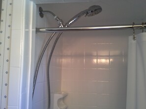 Douche, sèche-cheveux, serviettes fournies