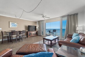 Smart-tv, dvd-spelare, ett bordtennisbord och ett filmbibliotek