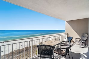 Un balcon avec vue sur la plage et l’océan.