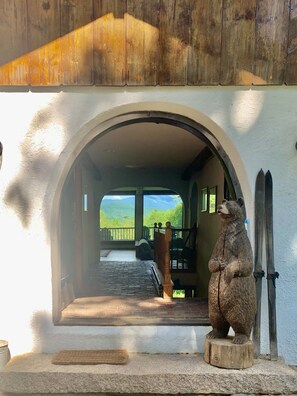 Exterior detail - Unique & charming home with stunning view of Mt Washington. Pet friendly. (Jackson)