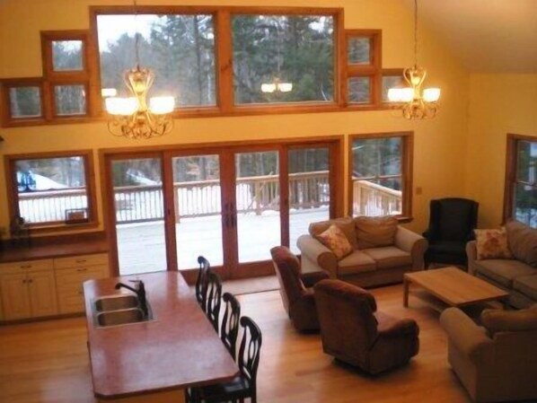 Älytelevisio, takka, DVD-soitin, pöytätennispöytä