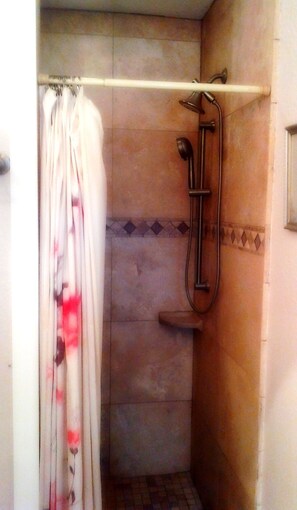 Douche, sĂšche-cheveux, serviettes fournies, savon