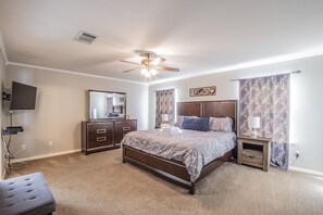 6 slaapkamers, een strijkplank/strijkijzer, wifi, beddengoed